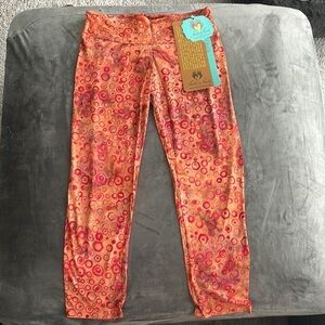 Hands to Hearts batik print crop pant in coral hexagon size small Nwt